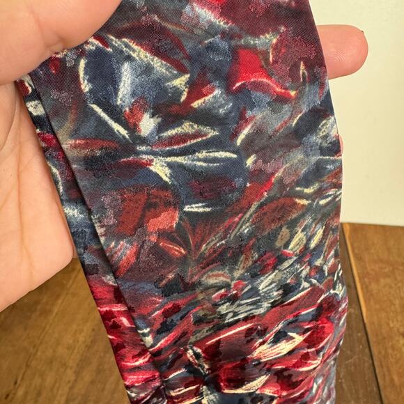 Wembley VINTAGE Jacquard Red White Gray Abstract Floral Rose Men's Tie - Picture 7 of 7